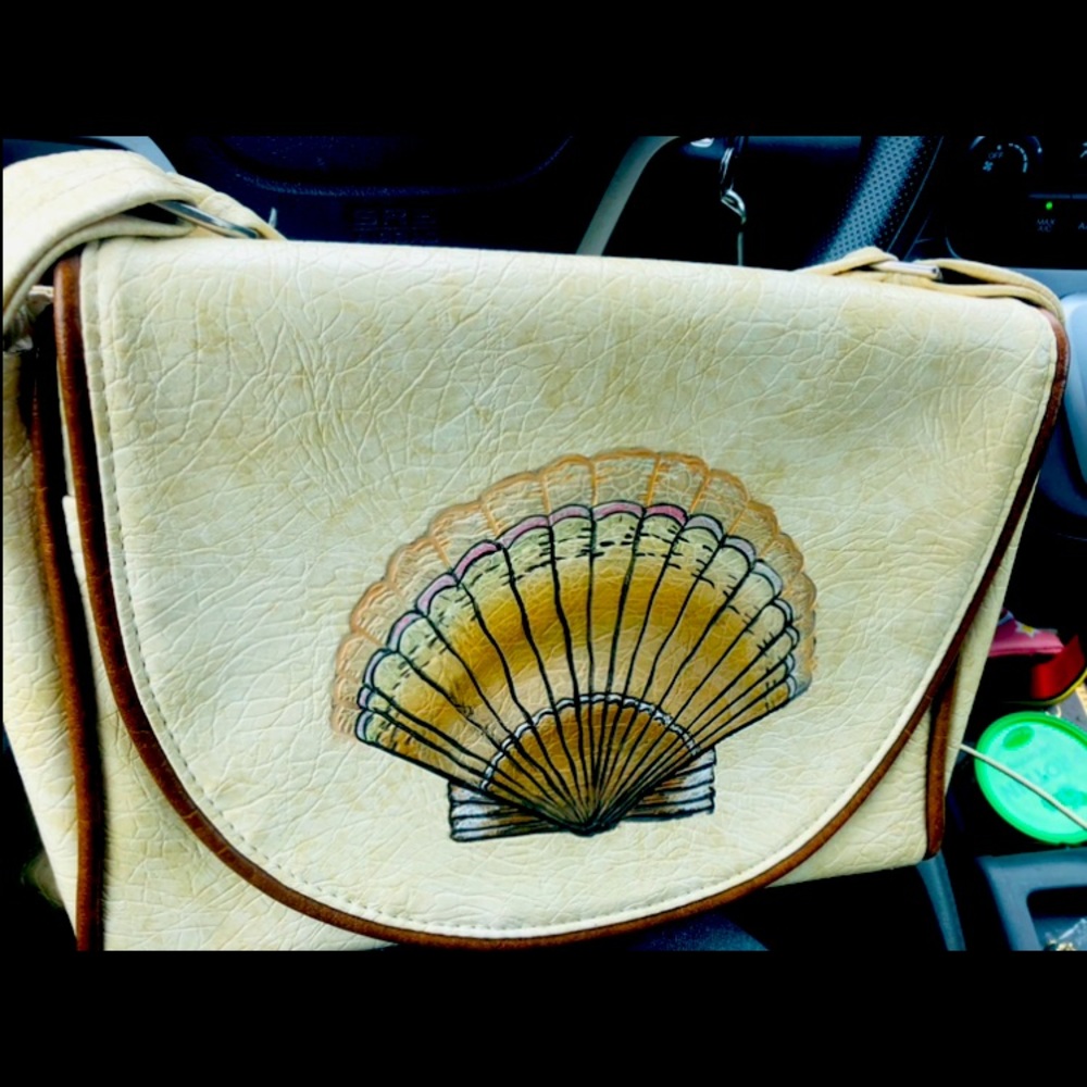Vintage awesome shell purse!